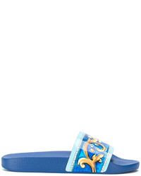 Sandali piatti in pelle stampati blu di Dolce & Gabbana