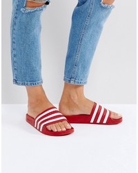 Sandali piatti rossi di adidas