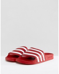 Sandali piatti rossi di adidas