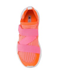 Scarpe sportive arancioni di adidas by Stella McCartney