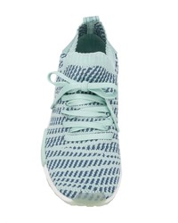 Scarpe sportive azzurre di adidas
