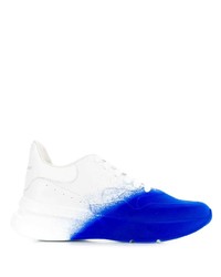 Scarpe sportive bianche e blu di Alexander McQueen