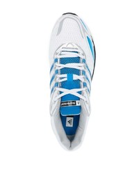 Scarpe sportive bianche e blu di adidas