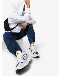 Scarpe sportive bianche e blu di adidas