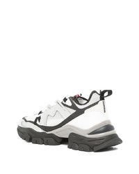Scarpe sportive bianche e nere di Moncler