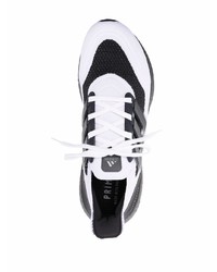 Scarpe sportive bianche e nere di adidas