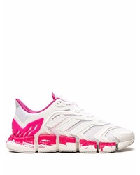 Scarpe sportive bianche e rosa di adidas