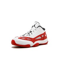 Scarpe sportive bianche e rosse di Jordan