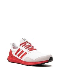 Scarpe sportive bianche e rosse di adidas