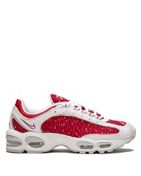 Scarpe sportive bianche e rosse di Nike