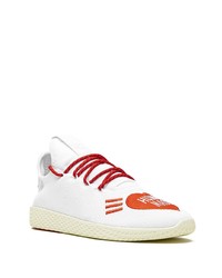 Scarpe sportive bianche e rosse di Adidas By Pharrell Williams
