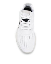 Scarpe sportive bianche di adidas