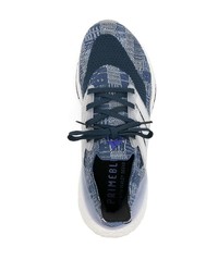 Scarpe sportive blu scuro e bianche di adidas