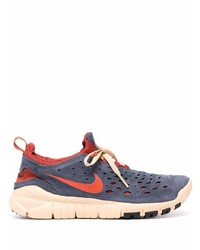 Scarpe sportive blu scuro e rosse di Nike