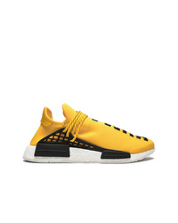Scarpe sportive gialle di Adidas By Pharrell Williams