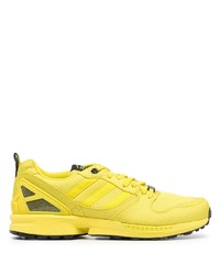 Scarpe sportive gialle di adidas