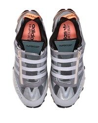 Scarpe sportive grigie di adidas