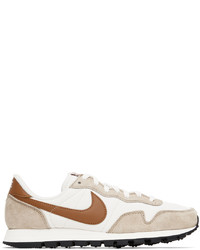 Scarpe sportive in pelle beige di Nike