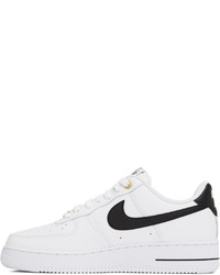 Scarpe sportive in pelle bianche e nere di Nike