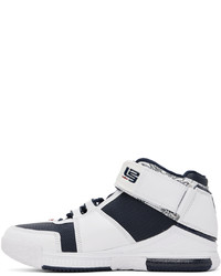 Scarpe sportive in pelle blu scuro e bianche di Nike