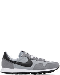Scarpe sportive in pelle grigie di Nike
