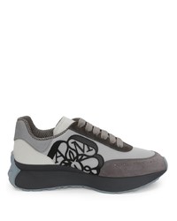 Scarpe sportive in pelle scamosciata grigie di Alexander McQueen