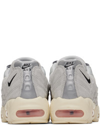 Scarpe sportive in pelle scamosciata grigie di Nike