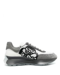 Scarpe sportive in pelle scamosciata grigio scuro di Alexander McQueen