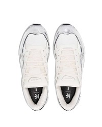 Scarpe sportive in pelle stampate bianche di Adidas By Raf Simons