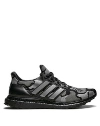 Scarpe sportive mimetiche nere di adidas