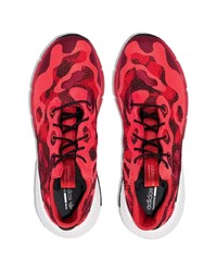 Scarpe sportive mimetiche rosse di adidas