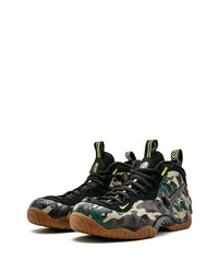 Scarpe sportive mimetiche verde oliva di Nike