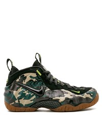 Scarpe sportive mimetiche verde oliva di Nike