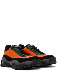 Scarpe sportive nere e arancione di McQ