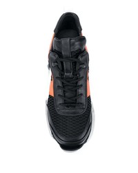 Scarpe sportive nere e arancione di SWEA