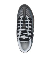 Scarpe sportive nere e argento di Nike