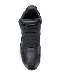 Scarpe sportive nere e bianche di Alexander McQueen