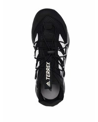 Scarpe sportive nere e bianche di adidas