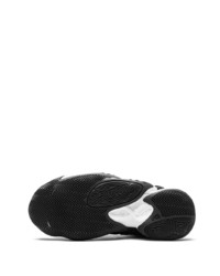 Scarpe sportive nere e bianche di adidas
