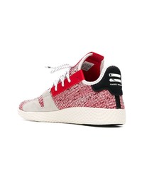 Scarpe sportive rosse e bianche di Adidas By Pharrell Williams