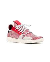 Scarpe sportive rosse e bianche di Adidas By Pharrell Williams