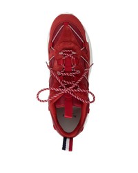 Scarpe sportive rosse e bianche di Moncler