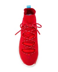 Scarpe sportive rosse e bianche di adidas