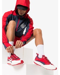 Scarpe sportive rosse e bianche di Nike