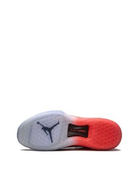 Scarpe sportive rosse e nere di Jordan