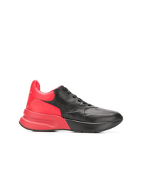 Scarpe sportive rosse e nere di Alexander McQueen
