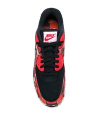 Scarpe sportive rosse e nere di Nike