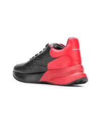 Scarpe sportive rosse e nere di Alexander McQueen