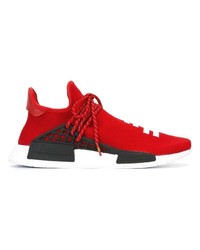 Scarpe sportive rosse di Adidas By Pharrell Williams
