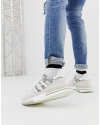 Scarpe sportive stampate bianche di adidas Originals